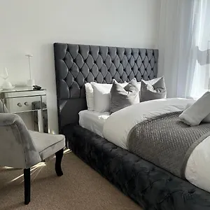 The Smaller New Refurbished Ensuite 5min From Parking In Guest house